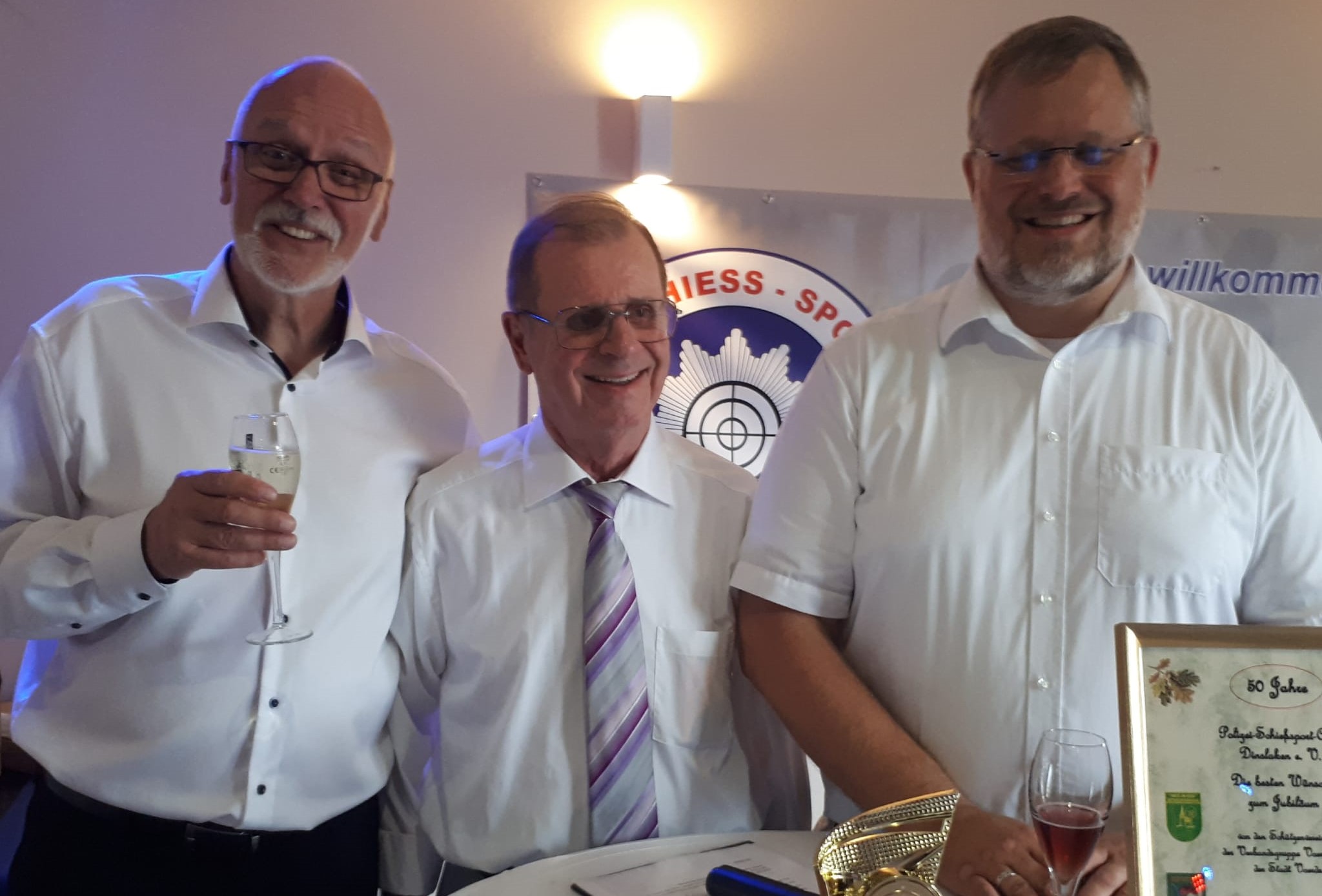 Auf dem Foto sind die drei Generationen der PSSC-Leitung zu sehen: Links der Vorsitzende Eckhard Lauer, in der Mitte der Ehrenpräsident Host Schmelt und rechts der stellv. Vorsitzende Stefan Freise